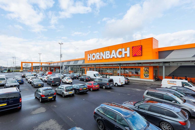 Buitenaanzicht van een Hornbach bouwmarkt met parkeerplaats