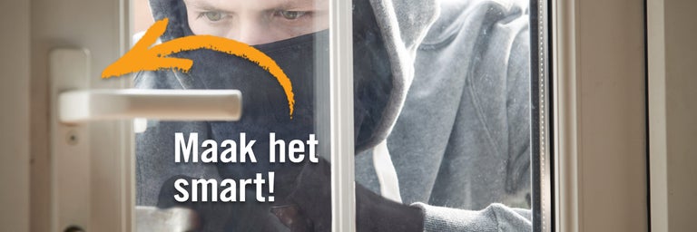 Een gemaskerde inbreker kijkt door een raam naar een raamkruk met de tekst Maak het smart.