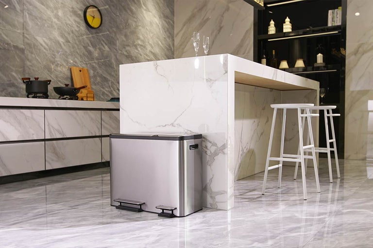 Metalen pedaalemmer in een keuken