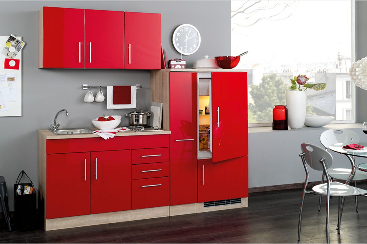 Complete keuken met kasten, spoelbak, werkblad en koelkast