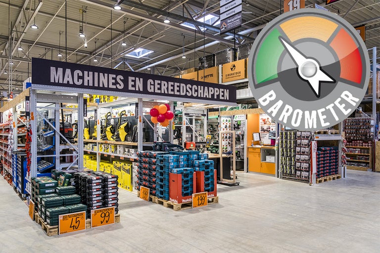 Gangpad in een Hornbach-winkel met machines en gereedschappen in de schappen