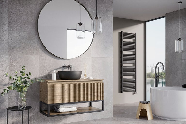 Moderne badkamer met wastafel, spiegel, handdoekradiator en bad.