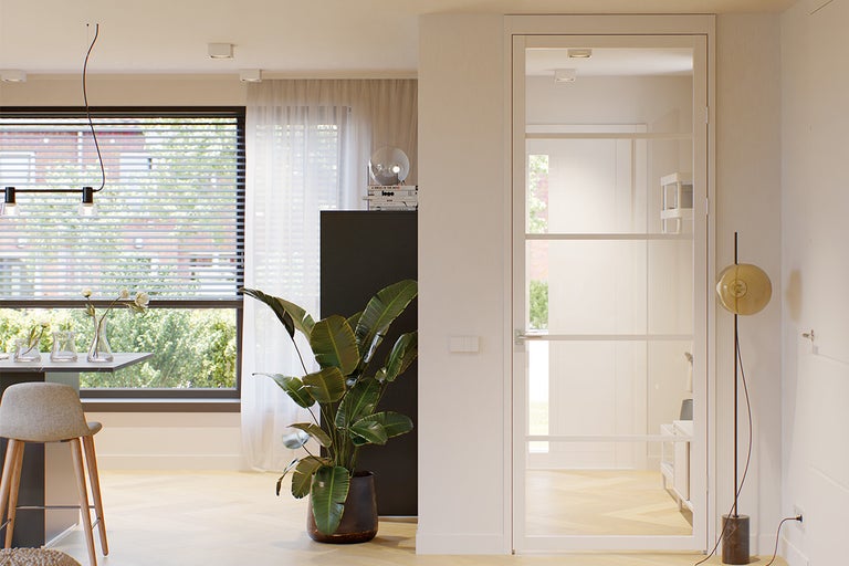Lichte ruimte met glazen deur, kamerplant en eethoek