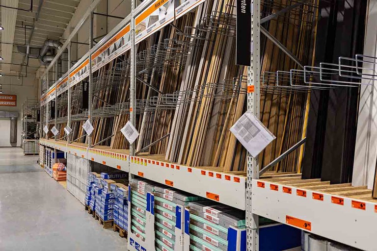 Schappen in de bouwmarkt met houtproducten en isolatiematerialen