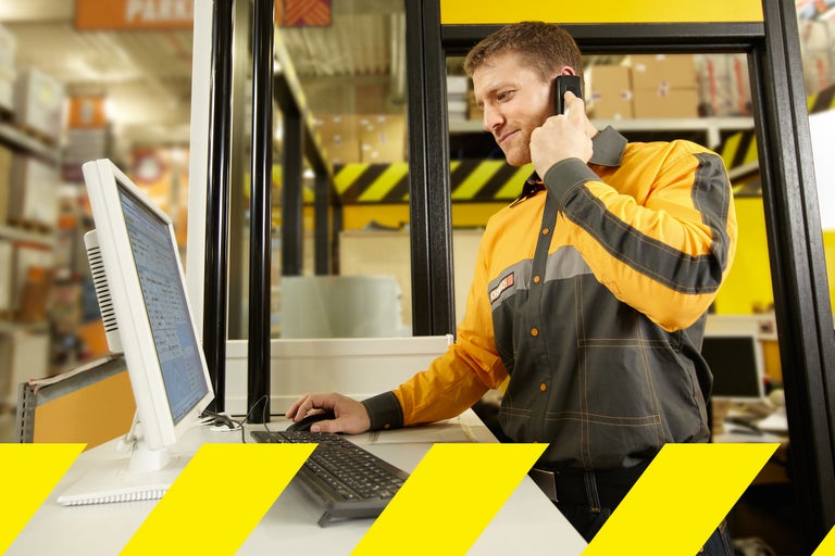 Een Hornbach medewerker belt en bedient een computer.
