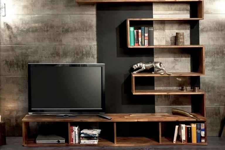 Woonkamer met televisie, houten plank en decoratie