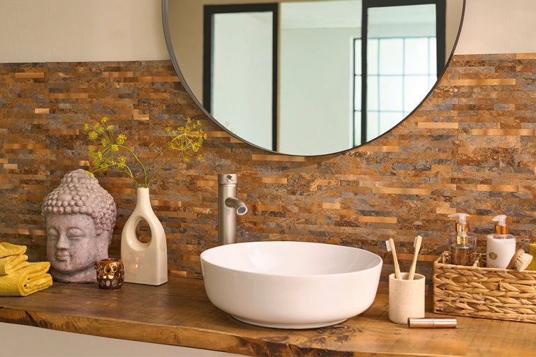 Badkamer met wastafel, spiegel, kraan en mozaïekwand