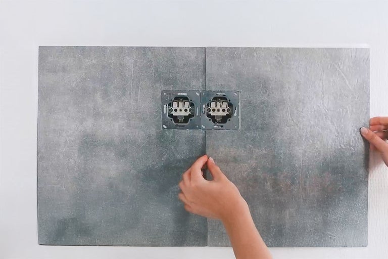 Tegels aanbrengen op een muur met stopcontacten