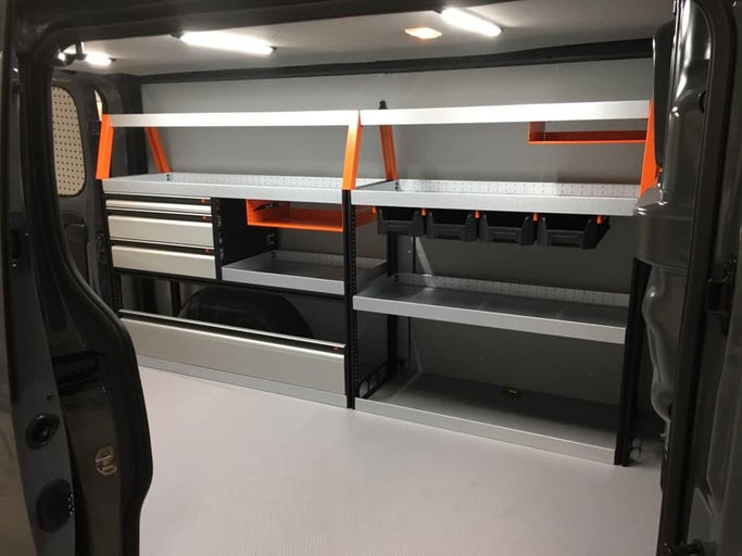 Rek in een bestelwagen met lades, schappen en opbergbakken