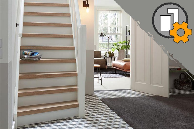 Scène van een trappenhuis met een trap met houten treden en een geometrische vloer