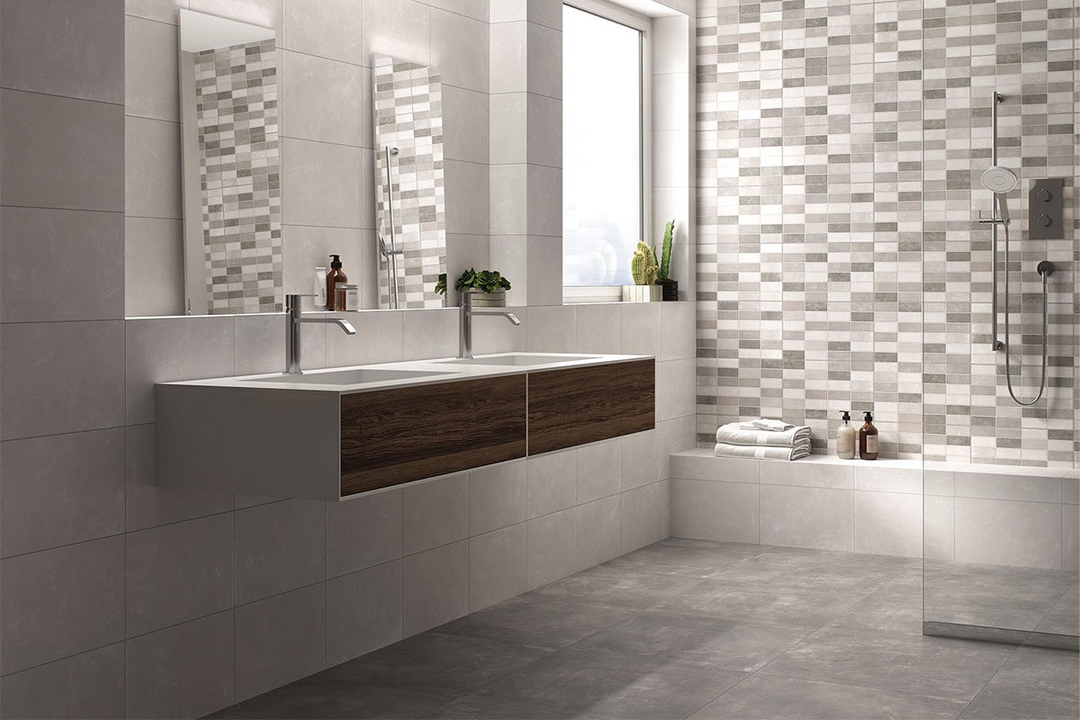 Moderne badkamer met dubbele wastafel, grijze tegels en douche.