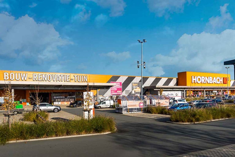 Buitenaanzicht van een Hornbach bouwmarkt met parkeerplaats