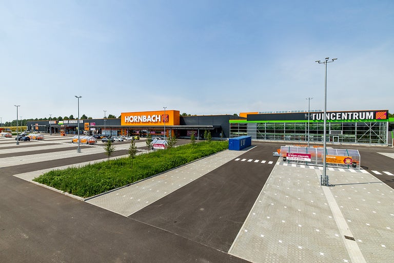 Hornbach bouwmarkt exterieur aanzicht met parkeerplaats