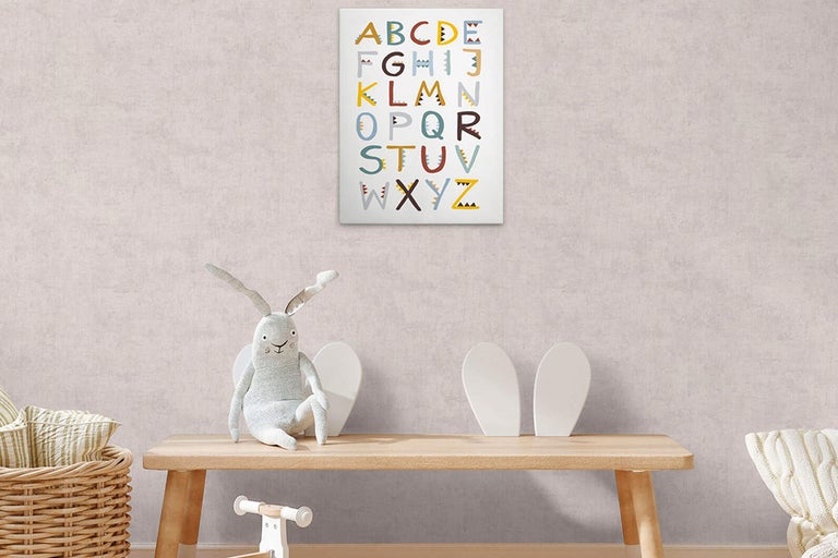 Decoratieve kinderkamer met alfabet canvas schilderij en speelgoed