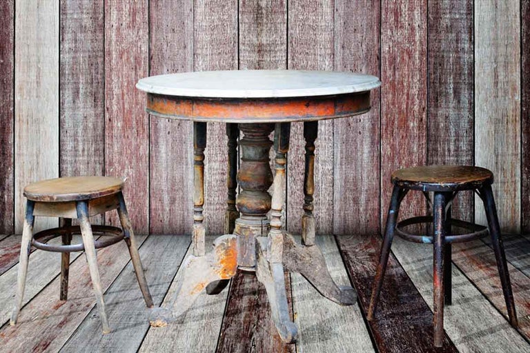 Tafel en twee krukken van hout