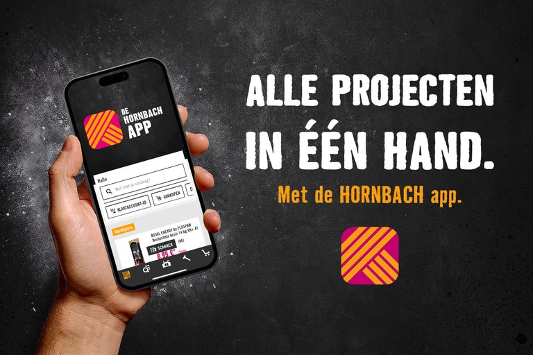 Een hand houdt een smartphone vast met de Hornbach app.