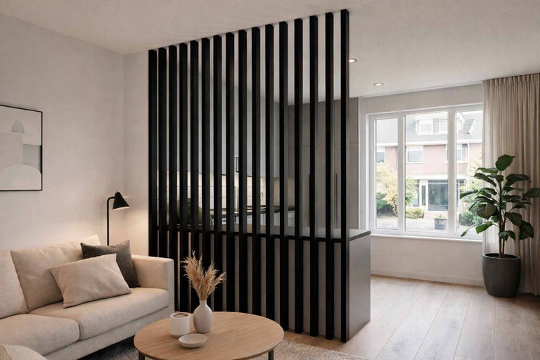 Lichte woonkamer met bank, tafel en room divider