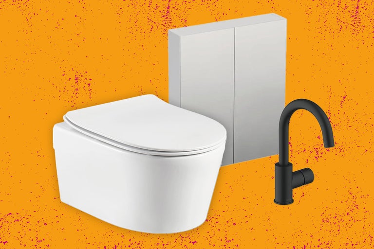 Scene met een wandhangend toilet, een wastafelonderkast en een kraan.