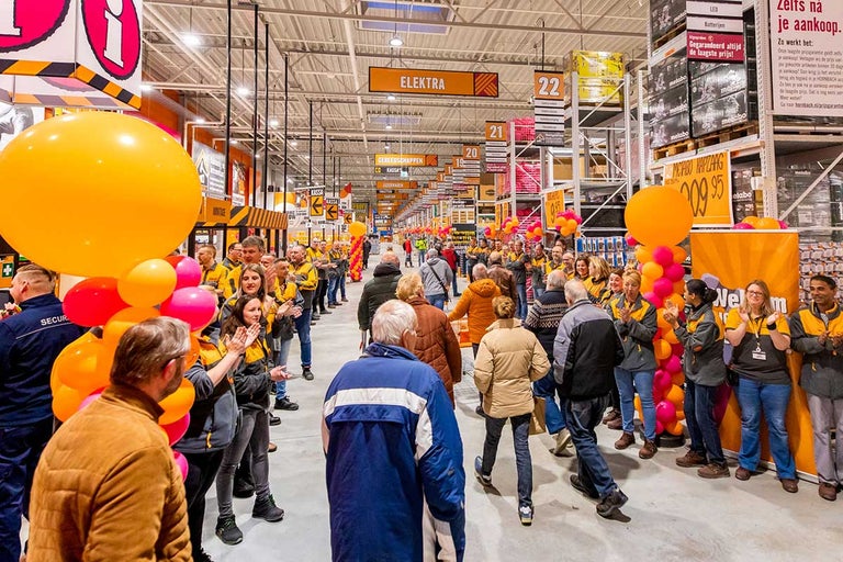 Opening van een Hornbach bouwmarkt met medewerkers en ballonnen