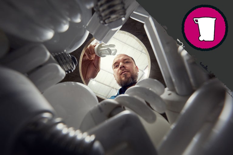 Afvoeren van spaarlampen: Man gooit spaarlamp in een bak met lampen-symbool.