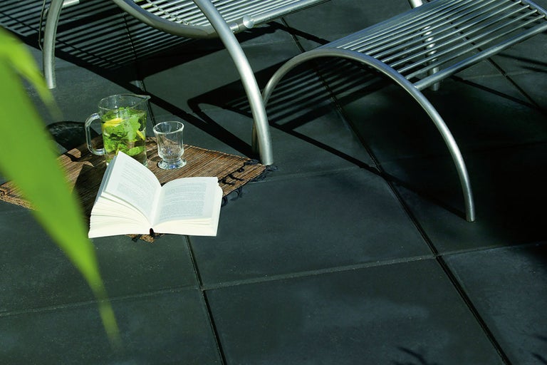 Terrastegels van rubber met boek, drankjes en ligstoel