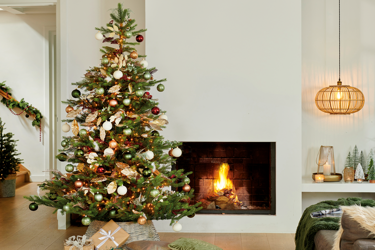 Feestelijk versierde kamer met kerstboom en open haard voor een gezellige sfeer
