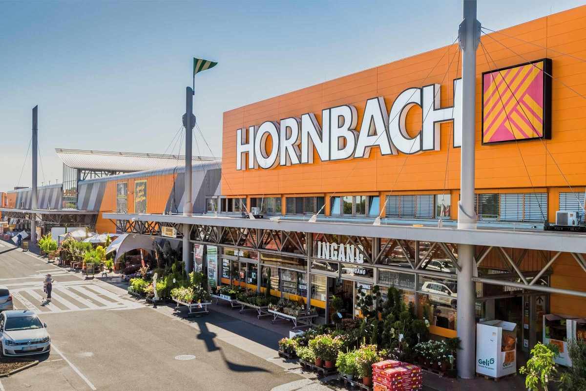 Hornbach bouwmarkt exterieur met entree en planten