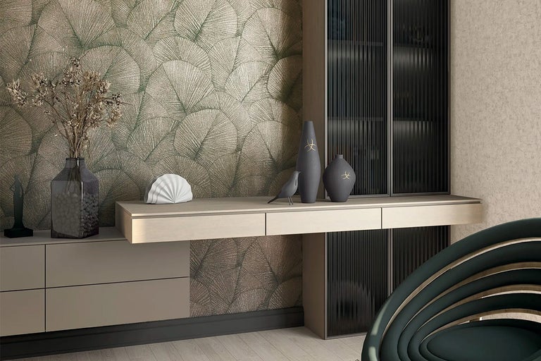 Decoratieve woonkamer met patroonbehang, dressoir en kast.