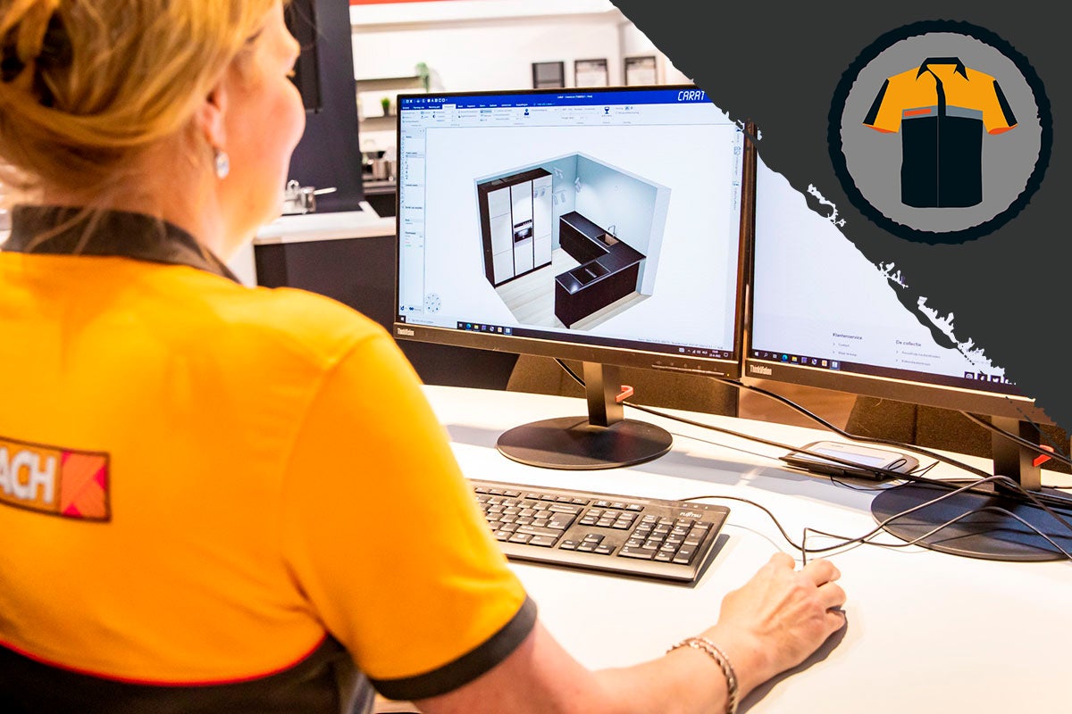 Een medewerker plant een keuken op de computer. Op het scherm is een 3D-weergave van de keuken te zien.