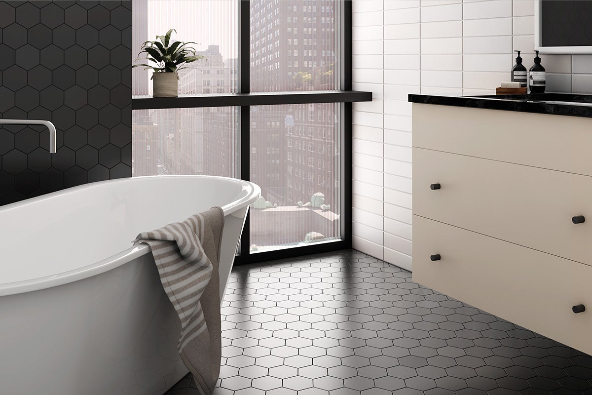 Moderne badkamer met vrijstaand bad, wastafel en zeshoekige vloertegels.