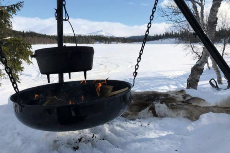 Vuurschaal met grillgalg en pot in de winter