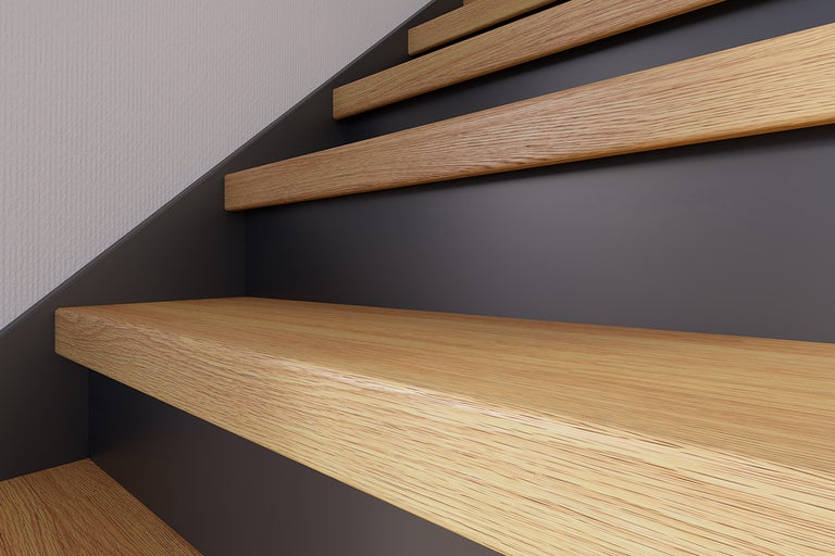 Trap met houten treden en donker trappenhuis