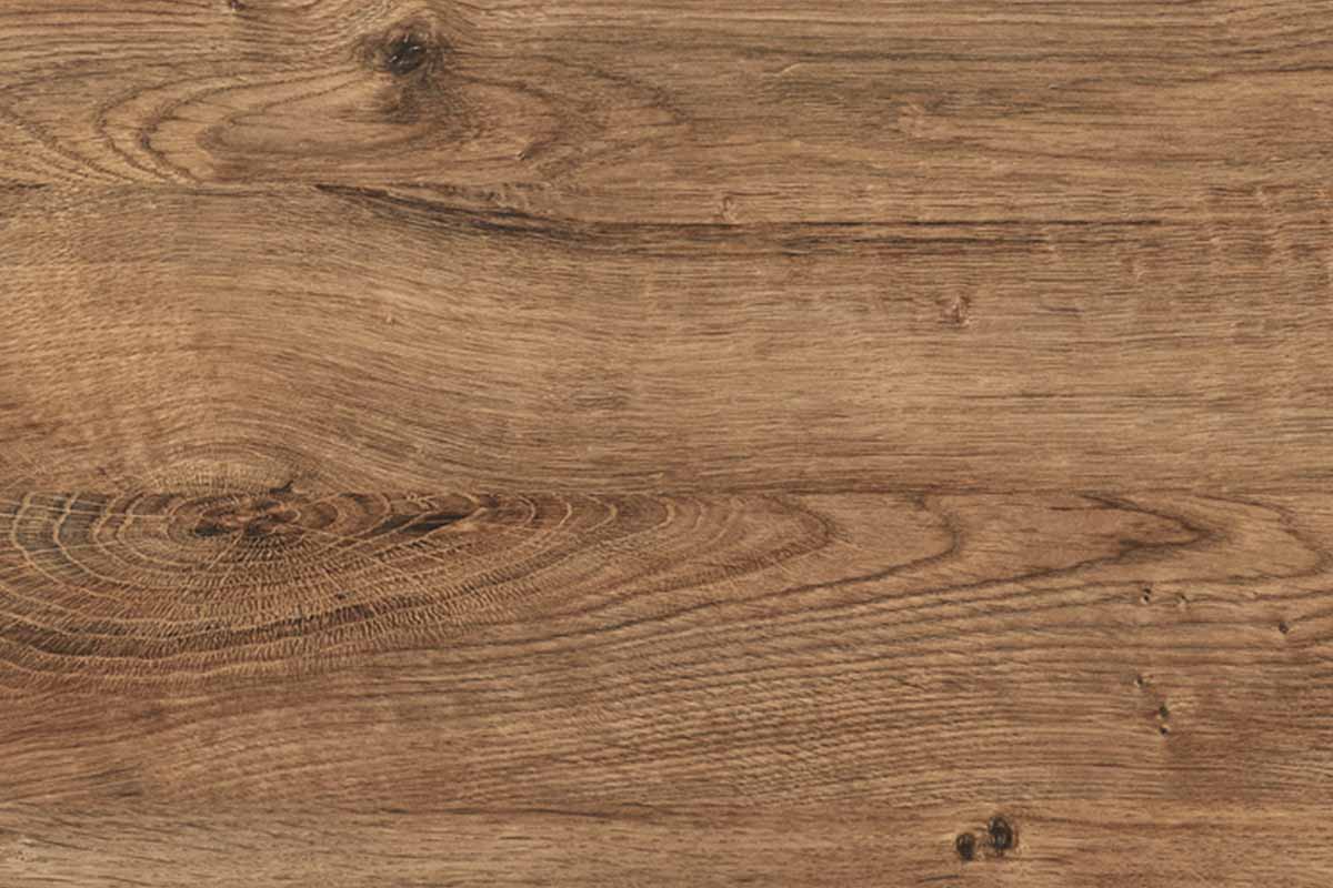 Detailopname van een oppervlak met houtlook, duidelijke houtnerf en noesten.