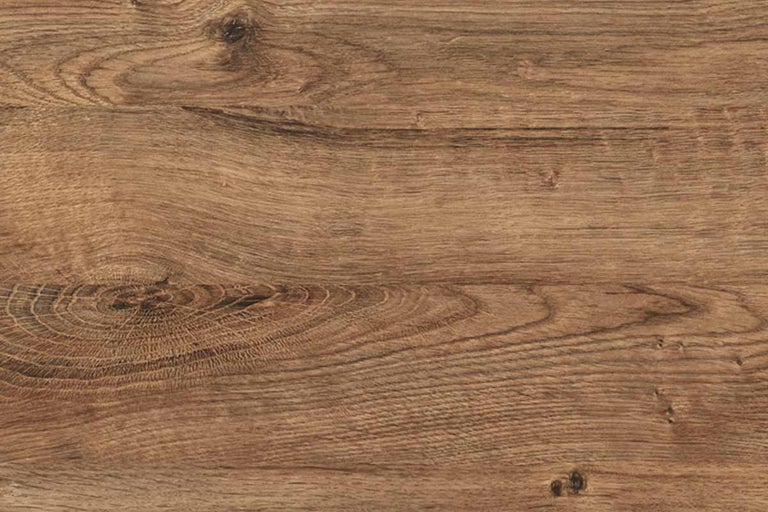 Detailopname van een oppervlak met houtlook, duidelijke houtnerf en noesten.