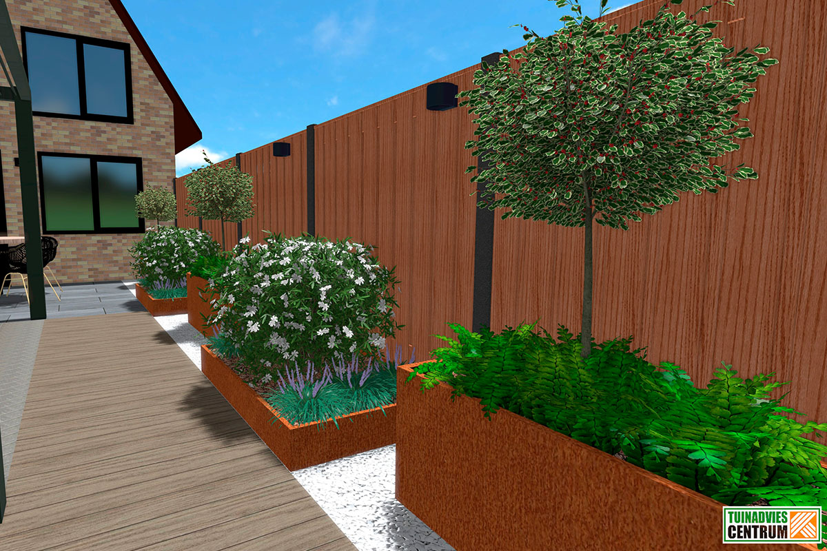Tuinscene met planten in plantenbakken voor een houten schutting