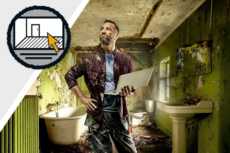 Man met laptop staat in een badkamer die aan renovatie toe is met een bad, toilet en wastafel