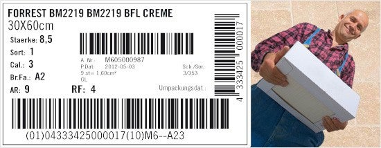 Etiket van een Forrest BM2219 BFL Creme tegel, grootte 30x60 cm. Een man houdt een pak tegels vast.