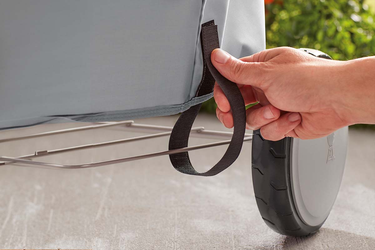 Detailopname van een barbecuehoes met bevestigingsriem