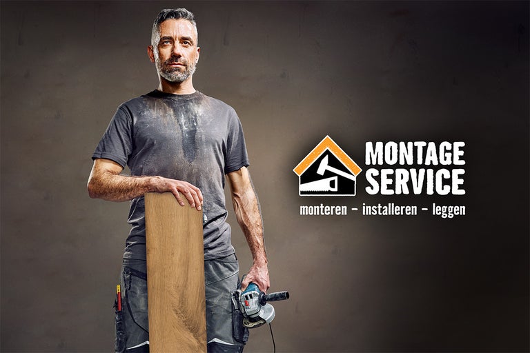 Vakman met gereedschap en een houten plank voor de Hornbach montageservice