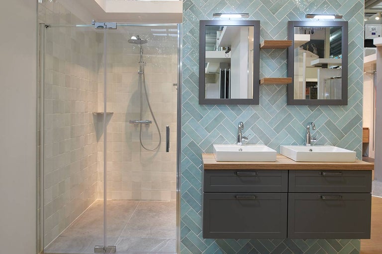 Badkamer met douche, wastafelonderkast en spiegel