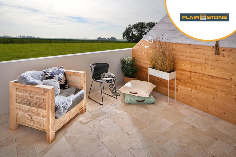 Terras met houten meubels, plantenbakken en vloertegels.