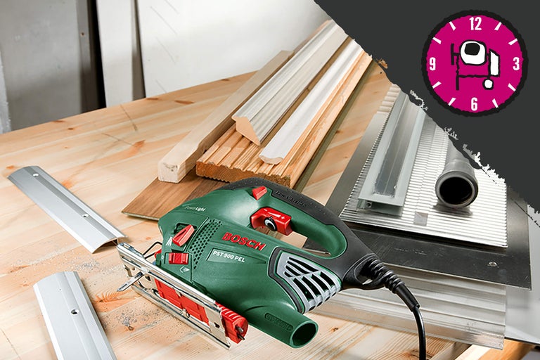 Bosch decoupeerzaag op een werkbank met houten latten en gereedschap