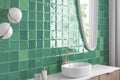 Badkamer met groene keramische tegels, wastafel en spiegel Badkamer met groene keramische tegels, wastafel en spiegel