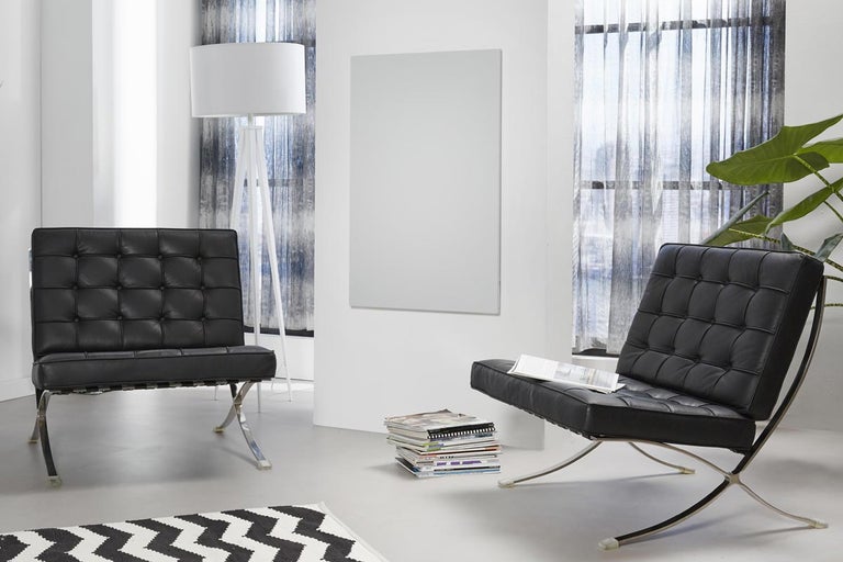 Woonkamer met twee fauteuils, een staande lamp en een radiator