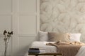 Slaapkamer met bladerbehang, bed en decoratie voor een gezellige sfeer. Slaapkamer met bladerbehang, bed en decoratie voor een gezellige sfeer.