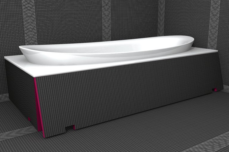 Vrijstaand bad op een bekleed platform in de badkamer.