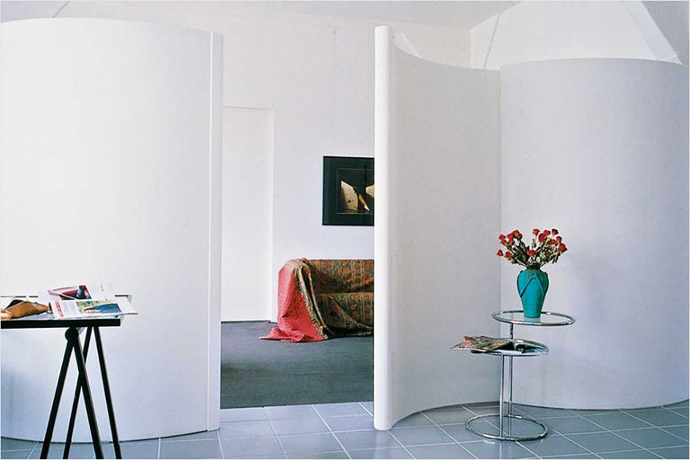 Lichte kamerweergave met scheidingswanden, tafel, vaas en bank