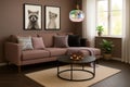 Woonkamer met bank, tafel en decoratieve gloeilamp