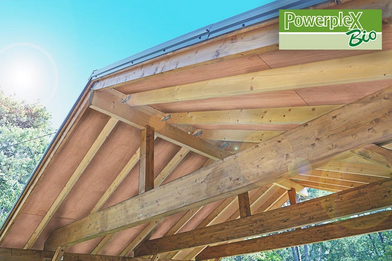 Dakconstructie met houten spanten en Powerplex Bio logo
