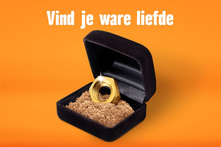 Een gouden moer in een juwelendoosje met de tekst Vind je ware liefde.